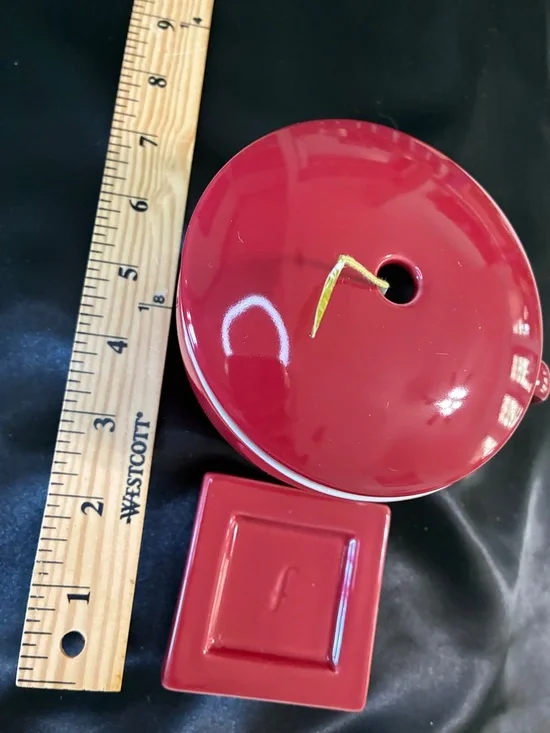 Red Ceramic Tea Mug with Lid and Leaf Infuser - Stylish Coffee & Tea Accessory - Picture 4 of 4